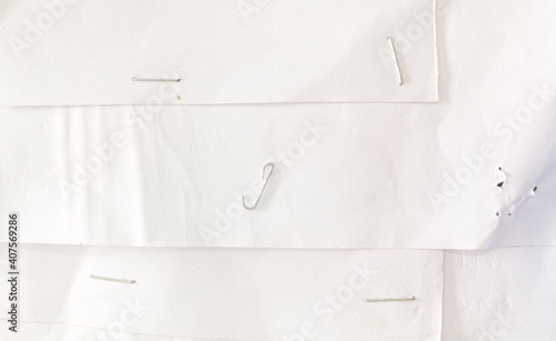 Foto staple wires on white paper texture background