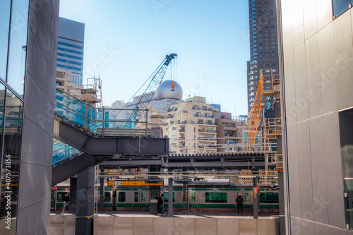 東京、渋谷の街並みとJR埼京線が見える風景
