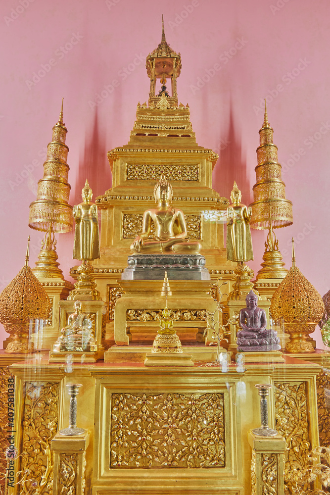 Obraz premium Phayao, Thailand - Nov 22, 2020: Portrait Gold Buddha Statue and Ivory and Holy Object in Glass Room at Wat Analayo Temple