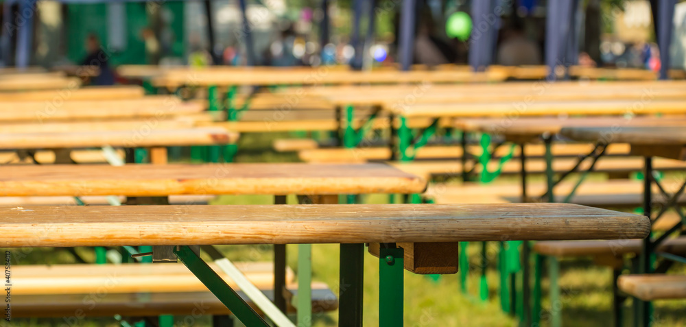 In einem Biergarten stehen Tische und Bänke. Die Tische sind leer, das Restaurant ist geschlossen. In einem Biergarten stehen Tische und Bänke. Die Tische sind leer, das Restaurant ist geschlossen.