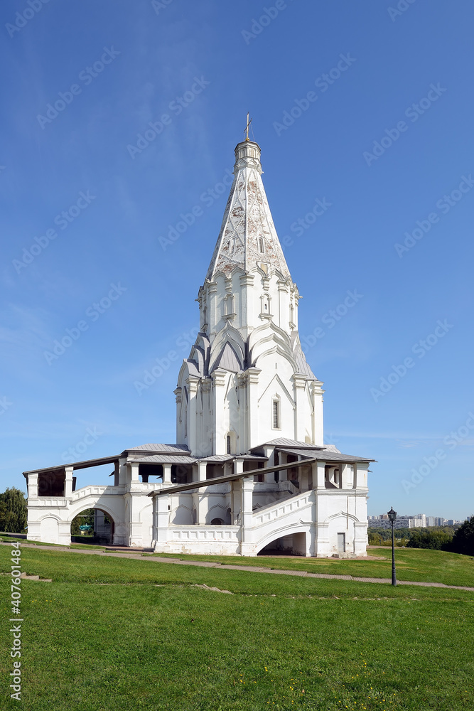 Fototapeta premium Church of the Ascension against the blue sky in Kolomenskoye. Famous recreation place and tourist attraction. Kolomenskoye in Moscow