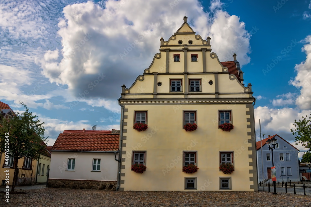 Fototapeta premium niemegk, deutschland - rathaus in der altstadt
