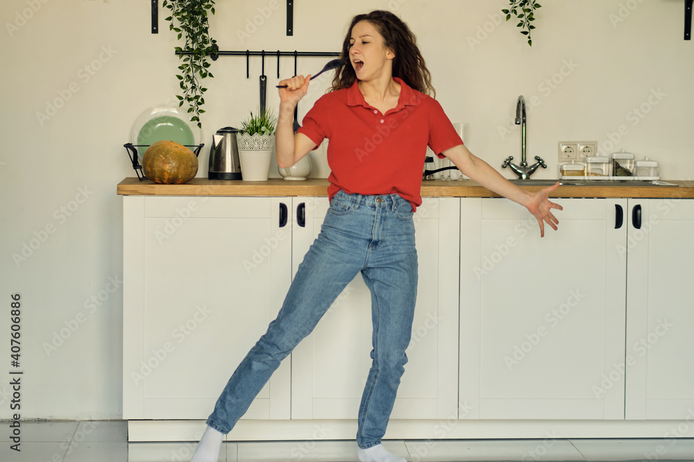 Dancing and singing while cooking uses the pilgrim as a microphone, a cheerful, energetic, joyful attitude to household chores. Dancing and singing while cooking uses the pilgrim as a microphone, a cheerful, energetic, joyful attitude to household chores.