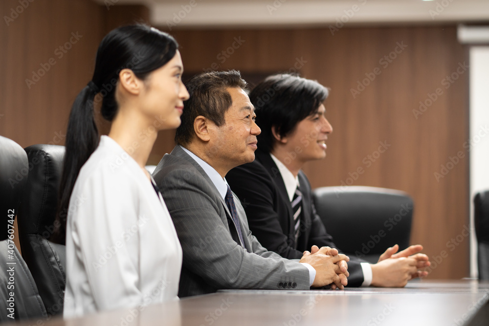 会議するビジネスマン 会議するビジネスマン