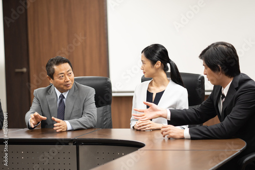 会議するビジネスマン photo