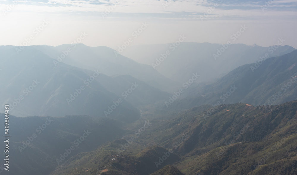 Naklejka premium misty mountain range covered with white mist