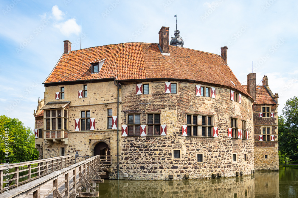 Zugang über Zugbrücke zur Burg Vischering im Münsterland