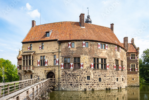 Obraz na płótnie Zugang über Zugbrücke zur Burg Vischering im Münsterland w salonie