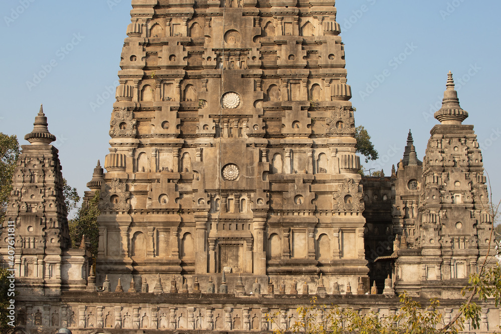 Naklejka premium The stupa at Mahabodhi Temple Complex with blue sky in Bodh Gaya, India.