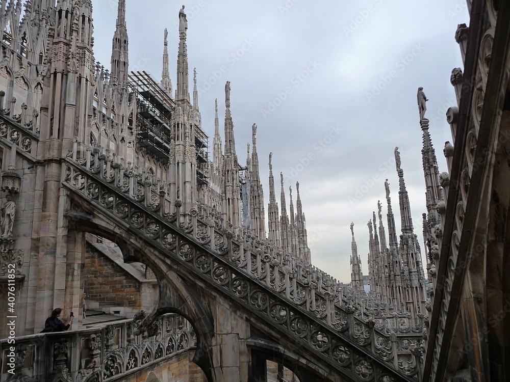 Filigrane Spitzen und Türmchen mit Stuckarbeiten und Figuren auf dem Dach des Mailänder Domes. Filigrane Spitzen und Türmchen mit Stuckarbeiten und Figuren auf dem Dach des Mailänder Domes.