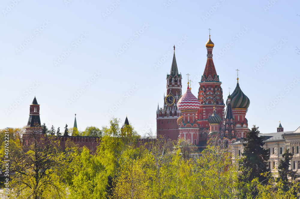 Fototapeta premium Red squaer in Moscow city, Russia. View on church of Saint Basil the Blessed and greenery from park. Colorful Cityscape.