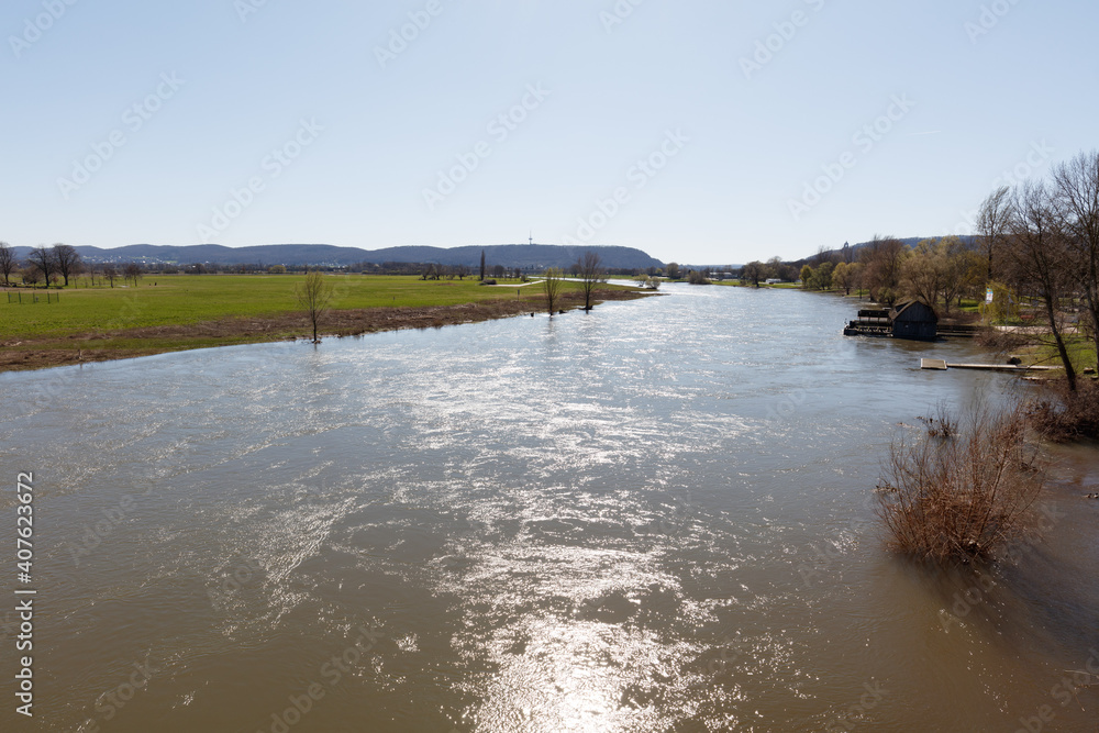 Hochwasser vom Fluss Weser in Minden, NRW, Deutschland