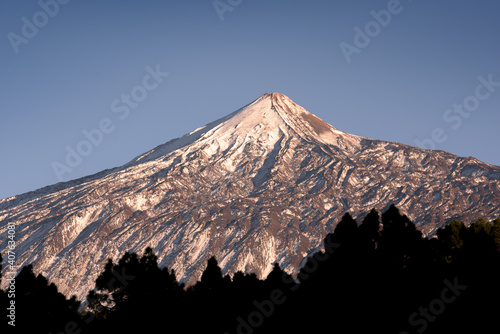 El volcán del Teide nevado, situado en Tenerife, Islas Canarias