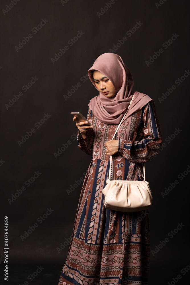 Fototapeta premium Beautiful stylish girl holding bag on black background