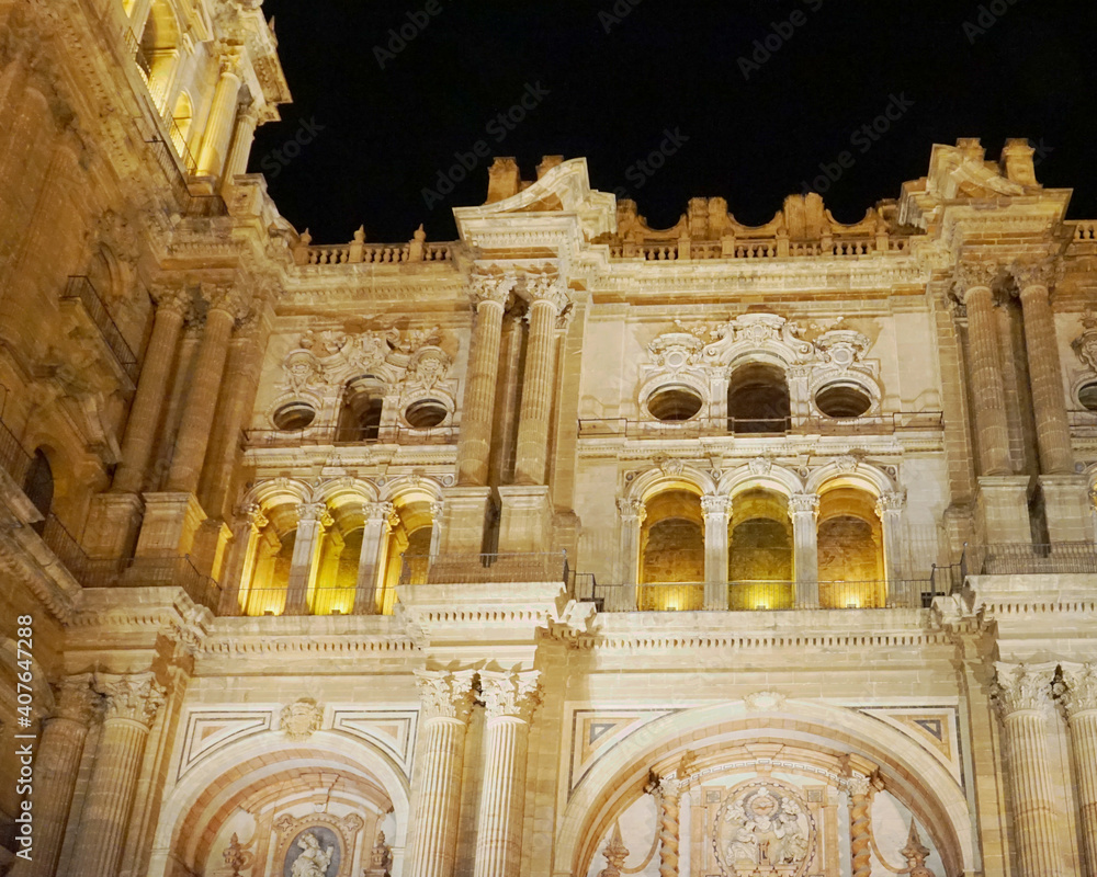 Kathedrale von Malaga, Teil des Hauptportals, angestrahlt in der Weihnachtszeit
