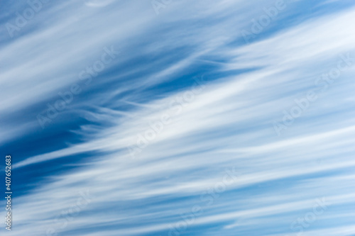 Wolkenschleier am blauen Himmel 