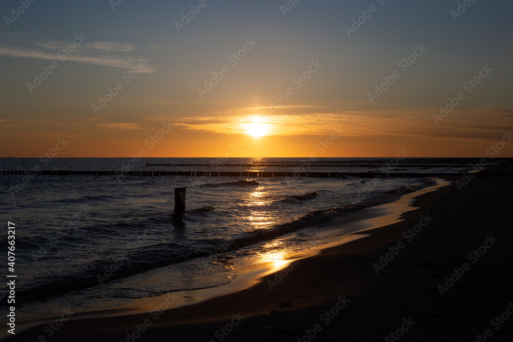 Sonnenaufgang an der Ostsee direkt über dem Wasser 