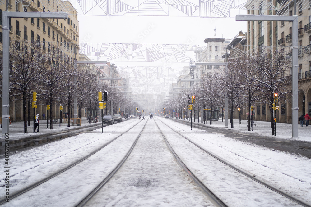 Vías del tranvía en la ciudad de Zaragoza después de una nevada durante el invierno