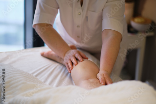 Obraz na płótnie Detail of hands massaging human calf muscle