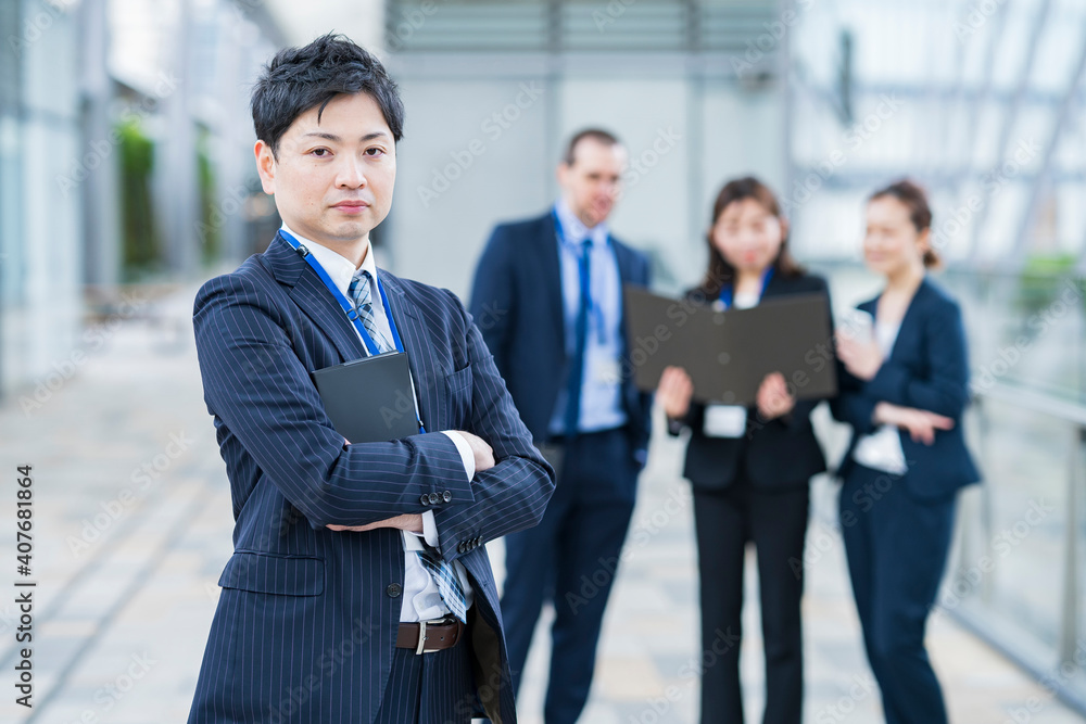 男性を中心としたビジネスチーム 男性を中心としたビジネスチーム
