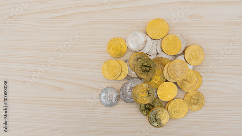 Cuadro en lienzo Many bitcoins were piled on the wooden table.
