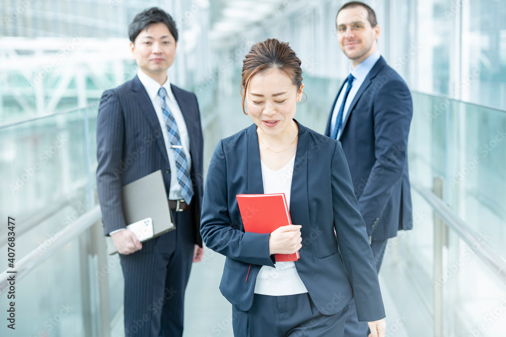 女性を中心としたビジネスチーム