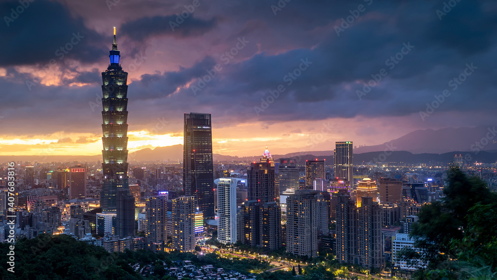 Obraz premium Taipei City Skyline at sunset, Taiwan