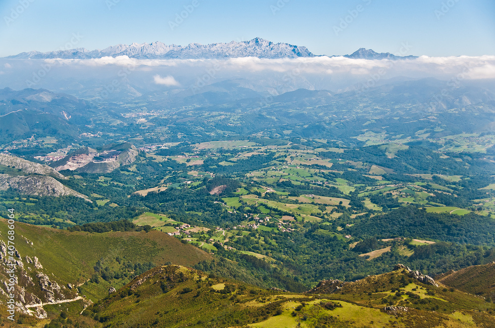 Vista de los picos de Europa des Pienzu en el monte sueve. Asturias