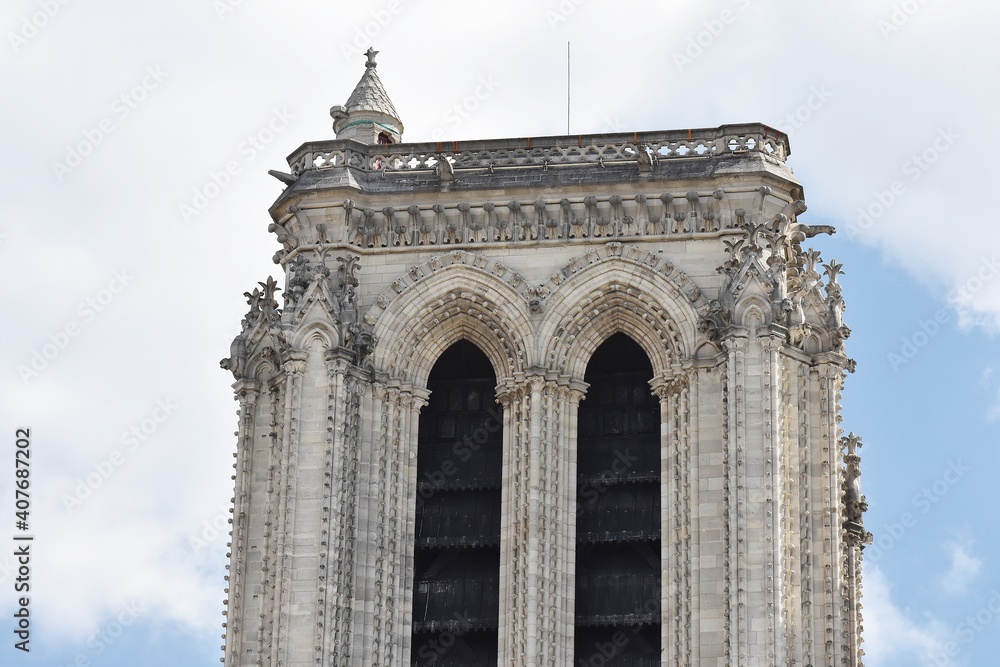 Obraz premium Facade of the famous Notre-Dame cathedral, in Paris, France.
