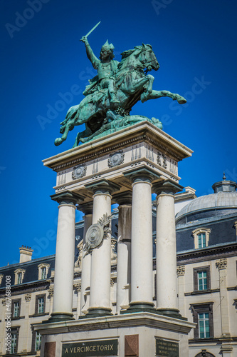 Fototapeta Bronze statue of the gallic hero Vercingetorix on the Jaude Square in the city o