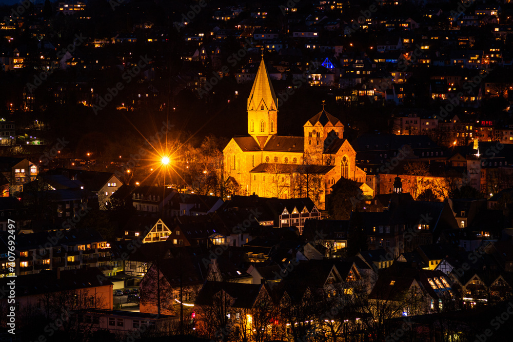 Abteikirche St. Ludgerus in Essen-Werden, beleuchtet am Abend
