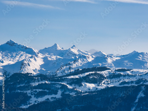 Bergpanorama mit schneebedeckten Bergen in den Schweizer Alpen an einem sonnigen Tag