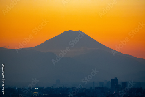 冬の東京から見たマジックアワーの富士山