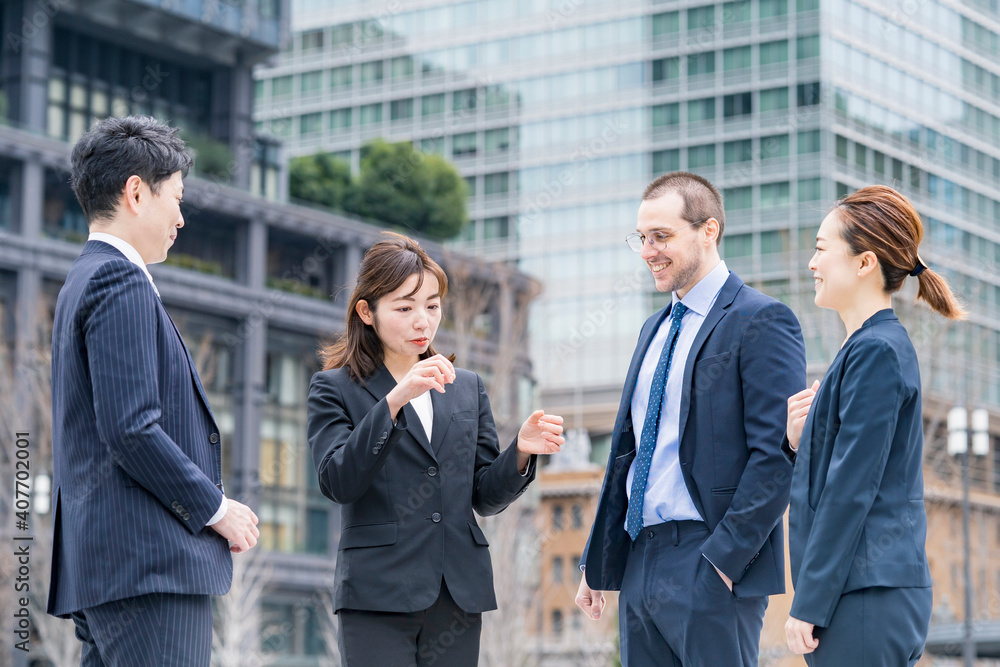 屋外で会話するビジネスチーム
