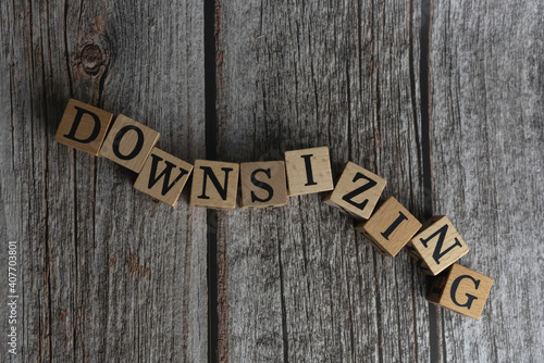 Foto DOWNSIZING word written on wood block