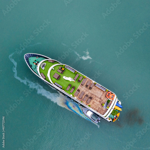 Aerial view of a Vietnamese luxury boat in Halong bay when oil spill in the sea. Ecological background. Environmental pollution. © Eric Isselée