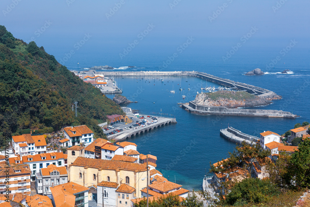 Cudillero, puerto y pueblo visto desde arriba. Asturias, España