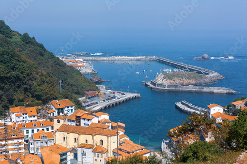 Cudillero, puerto y pueblo visto desde arriba. Asturias, España