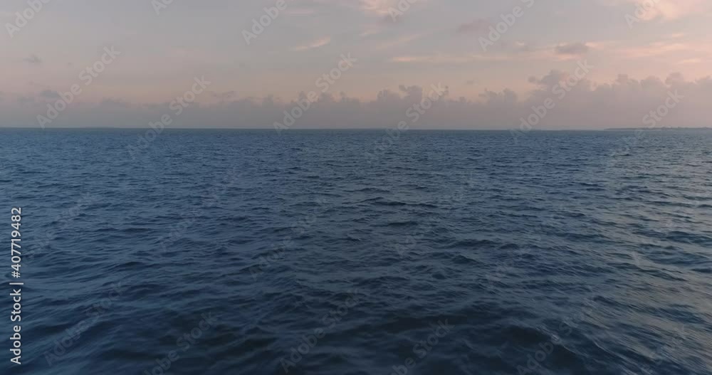 Дрон пролетает над морем на Мальдивах на прекрасном восходе солнца. Дрон пролетает над морем на Мальдивах на прекрасном восходе солнца.