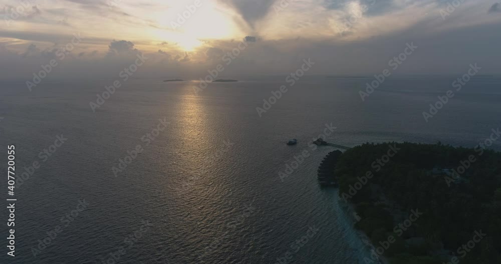 Дрон пролетает над морем на Мальдивах на прекрасном восходе солнца. Дрон пролетает над морем на Мальдивах на прекрасном восходе солнца.