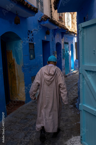 Hombre caminando por una calle de Chauen, Marruecos