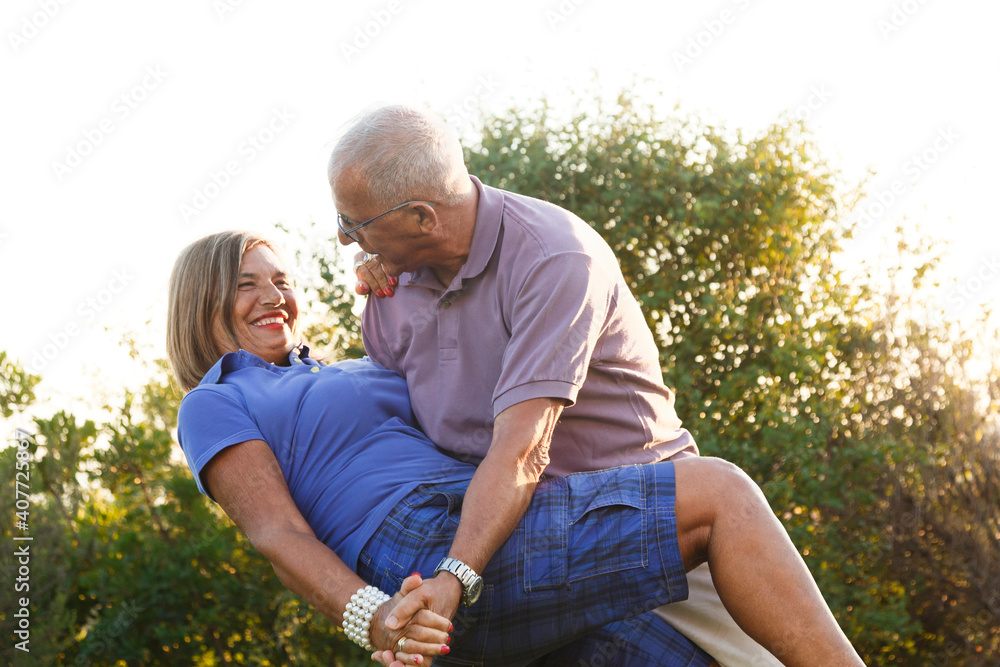 Fototapeta premium coppia di anziani balla in giardino divertendosi moltissimo