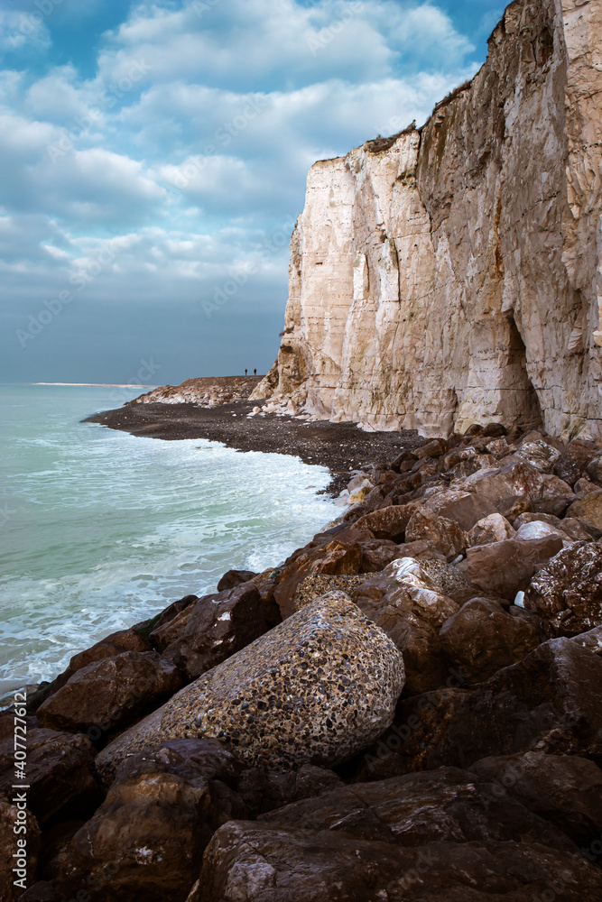 Naklejka premium Deux silhouettes au bord de la falaise