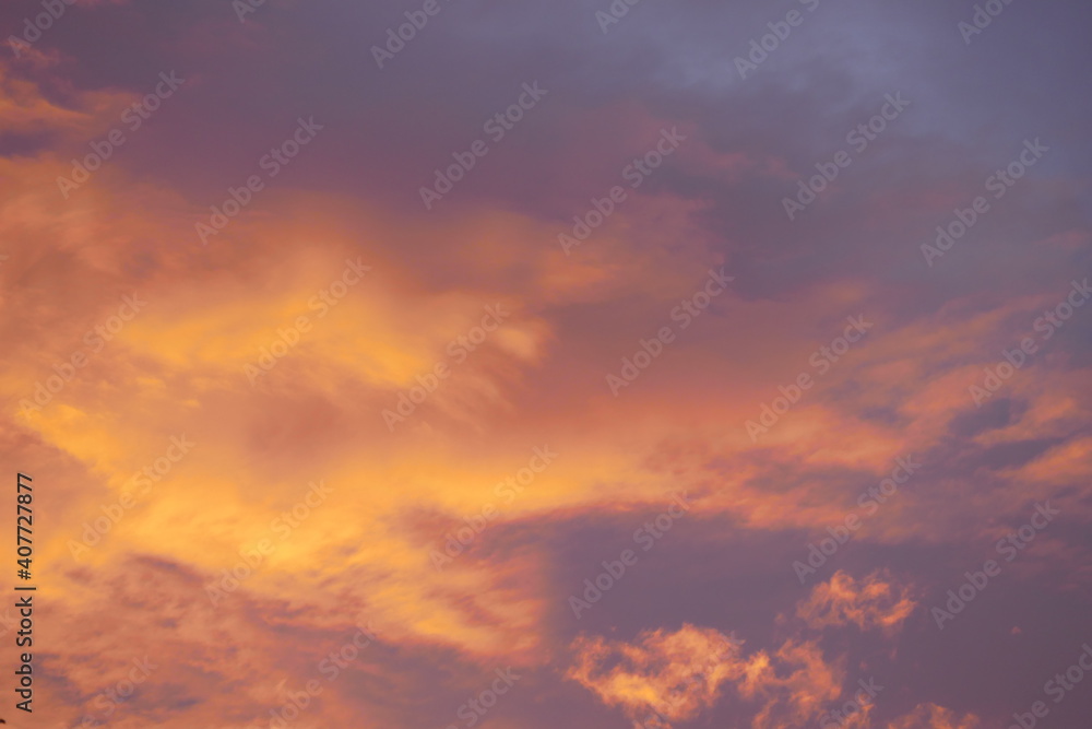 Orange-Grauer Wolkenhimmel am Morgen