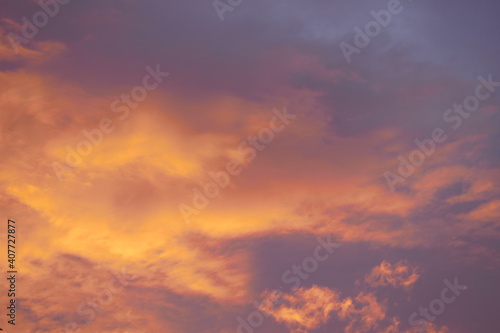 Orange-Grauer Wolkenhimmel am Morgen © SiRo