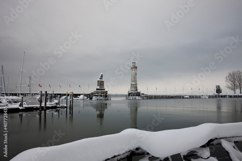 Hafeneinfahrt von Lindau Bodensee im Winter