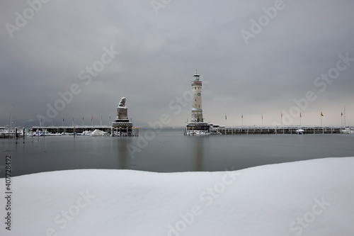 Hafeneinfahrt von Lindau Bodensee im Winter
