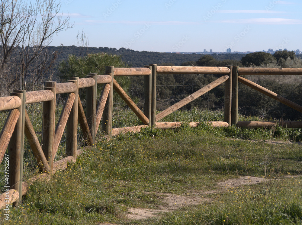 Wooden fences and fences to delimit public spaces and gardens Wooden fences and fences to delimit public spaces and gardens
