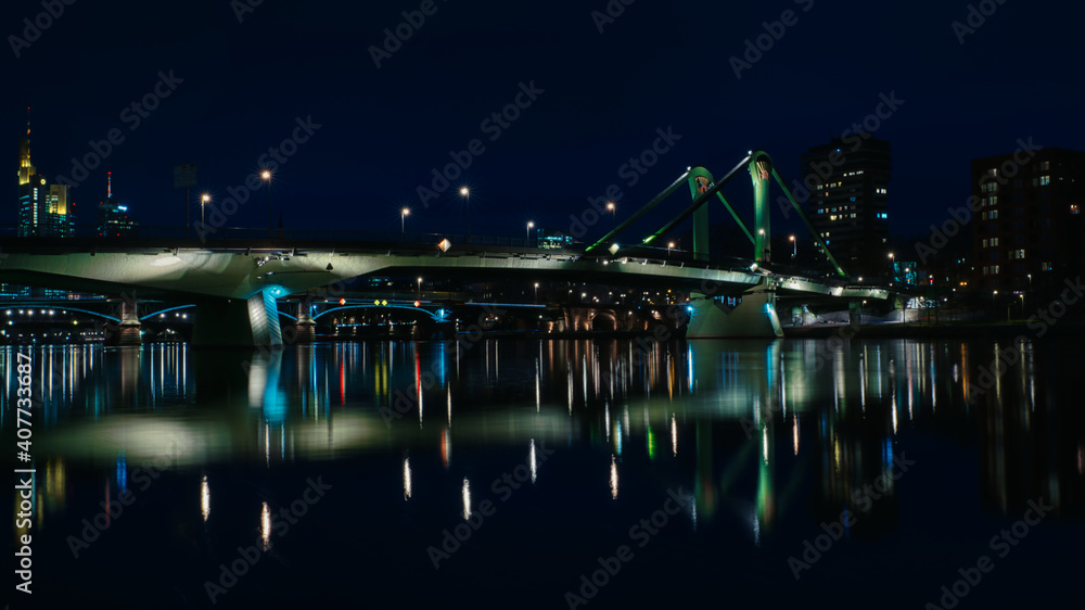 Flößerbrücke bei Nacht vor Skyline