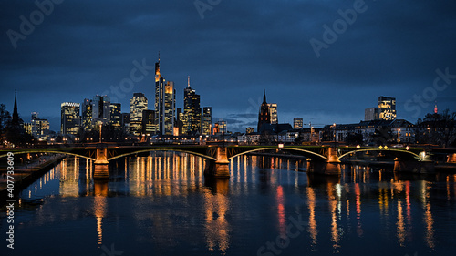 Blauestunde mit Wolken   ber Frankfurt Skyline 